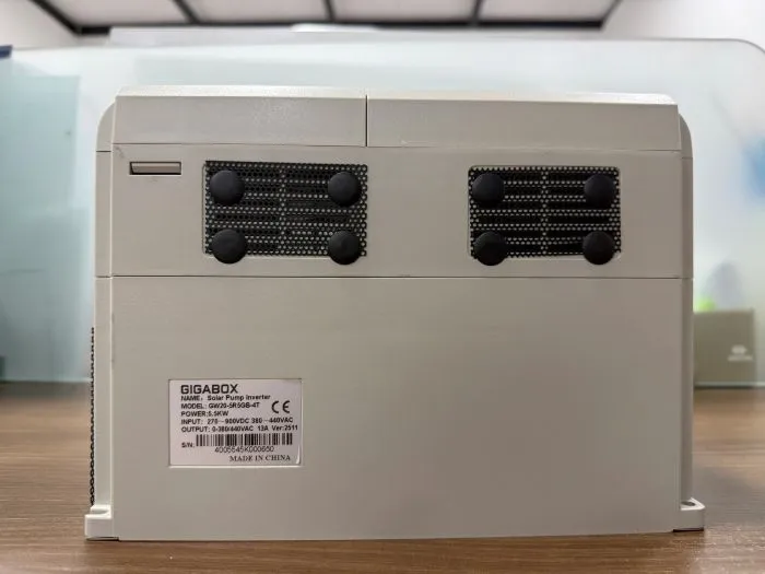 Khe thông gió với màng lọc chặn bụi côn trùng của biến tần bơm mặt trời Gigabox 3 pha 5.5kW và7.5kW Khe thông gió với màng lọc chặn bụi côn trùng của biến tần bơm mặt trời Gigabox 3 pha 5.5kW và7.5kW