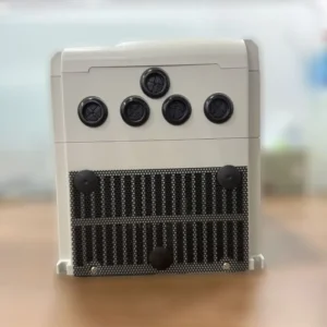 Mặt đáy của biến tần bơm mặt trời Gigabox 3 pha 5.5kW và 7.5kW