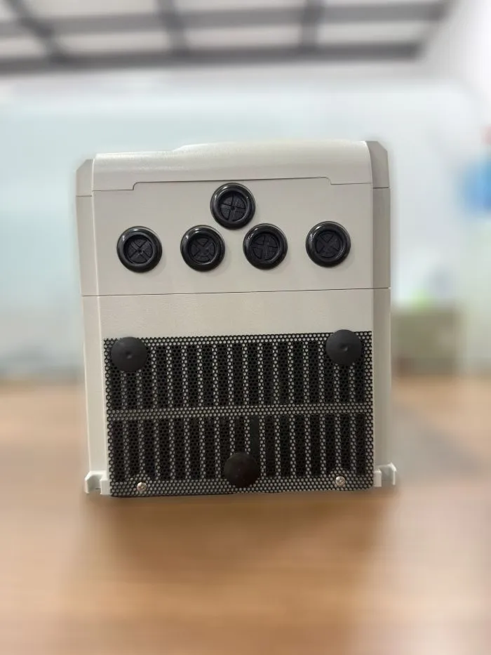 Mặt đáy của biến tần bơm mặt trời Gigabox 3 pha 5.5kW và 7.5kW Mặt đáy của biến tần bơm mặt trời Gigabox 3 pha 5.5kW và 7.5kW