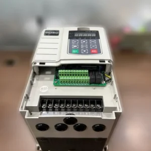 Mặt trước của biến tần bơm năng lượng mặt trời 3 pha 5.5kW và 7.5kW Gigabox