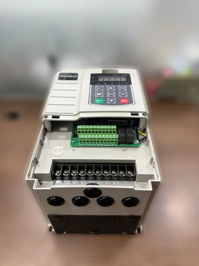 Mặt trước của biến tần bơm năng lượng mặt trời 3 pha 5.5kW và 7.5kW Gigabox Mặt trước của biến tần bơm năng lượng mặt trời 3 pha 5.5kW và 7.5kW Gigabox